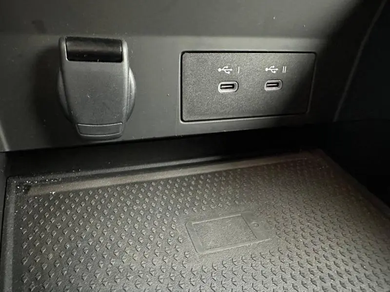 Prise USB double type C et prise 12V dans l'habitacle du Renault Captur 1.0 Eco-G 100ch Techno 2025.