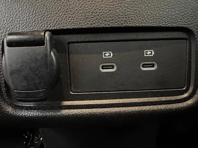 Gros plan sur deux ports USB-C de recharge rapide et une prise 12V dans l'habitacle du Renault Captur 2025.