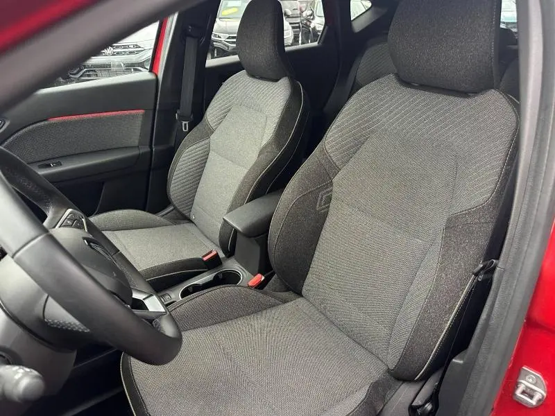 Vue intérieure côté conducteur du Renault Captur 2025 Rouge Flamme, sièges gris et détails rouges sur la porte.