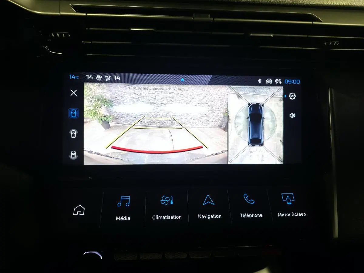 Écran tactile central de la Peugeot 408 E--210 Allure 2024 montrant la caméra de recul et la vue 360° intérieure.