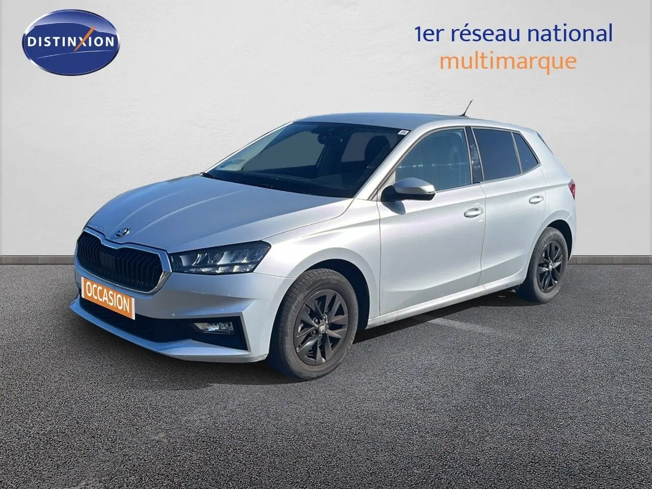 Vue 3/4 avant droite d'une Skoda Fabia 2025 couleur argent Reflex Silver Metal avec jantes noires et calandre noire.