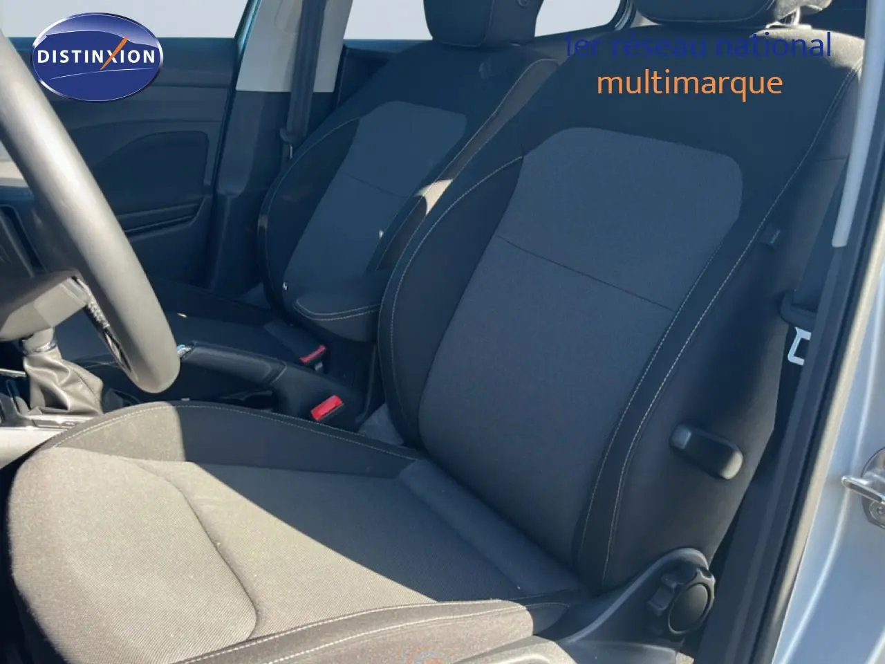 Vue intérieure côté conducteur des sièges en tissu gris noir d'une Skoda Fabia 2025 Reflex Silver Metal.