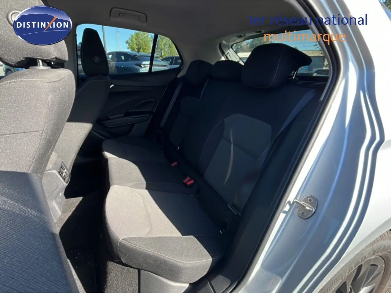 Vue intérieure côté droit sur la banquette arrière en tissu gris noir de la Skoda Fabia 2025 Reflex Silver Metal.