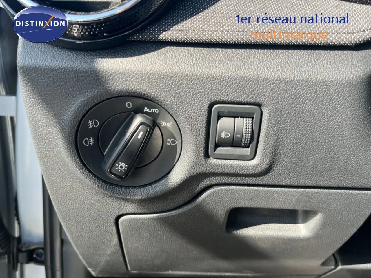 Détail du tableau de bord côté gauche avec commande des phares sur Skoda Fabia 2025 couleur argent métallisé.