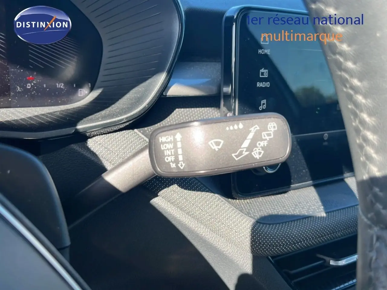 Gros plan sur la manette d'essuie-glace côté gauche du tableau de bord d'une Skoda Fabia 2025 gris argent.