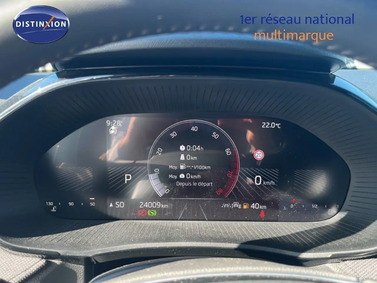 Tableau de bord numérique de la Skoda Fabia 2025 en vue frontale, affichant compteur et informations de conduite.