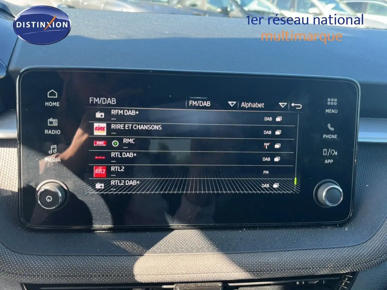 Écran tactile multimédia de la Skoda Fabia 2025 en Reflex Silver, affichant la liste des radios FM/DAB.