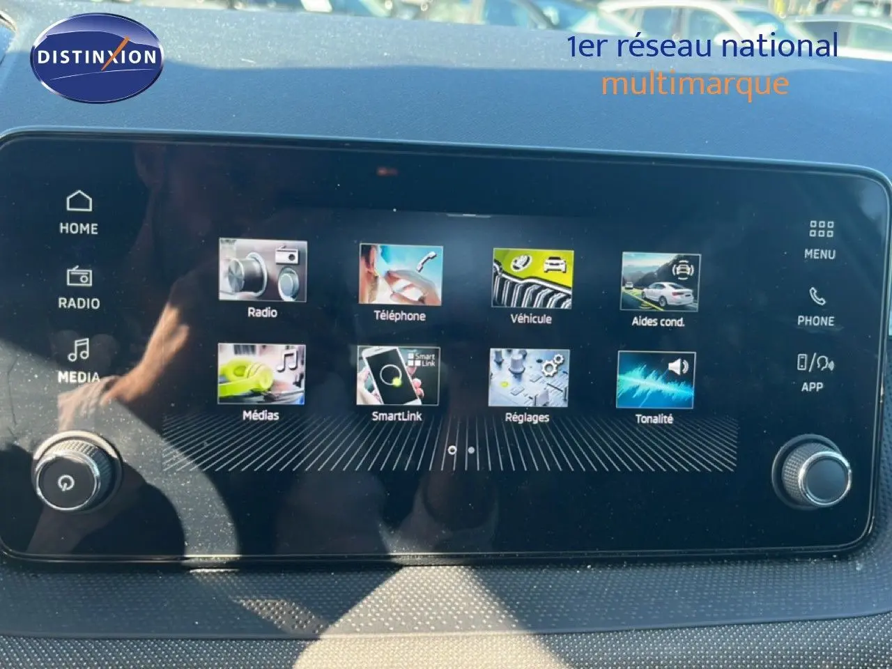 Écran tactile central de la Skoda Fabia 2025 affichant le menu principal avec plusieurs icônes colorées.