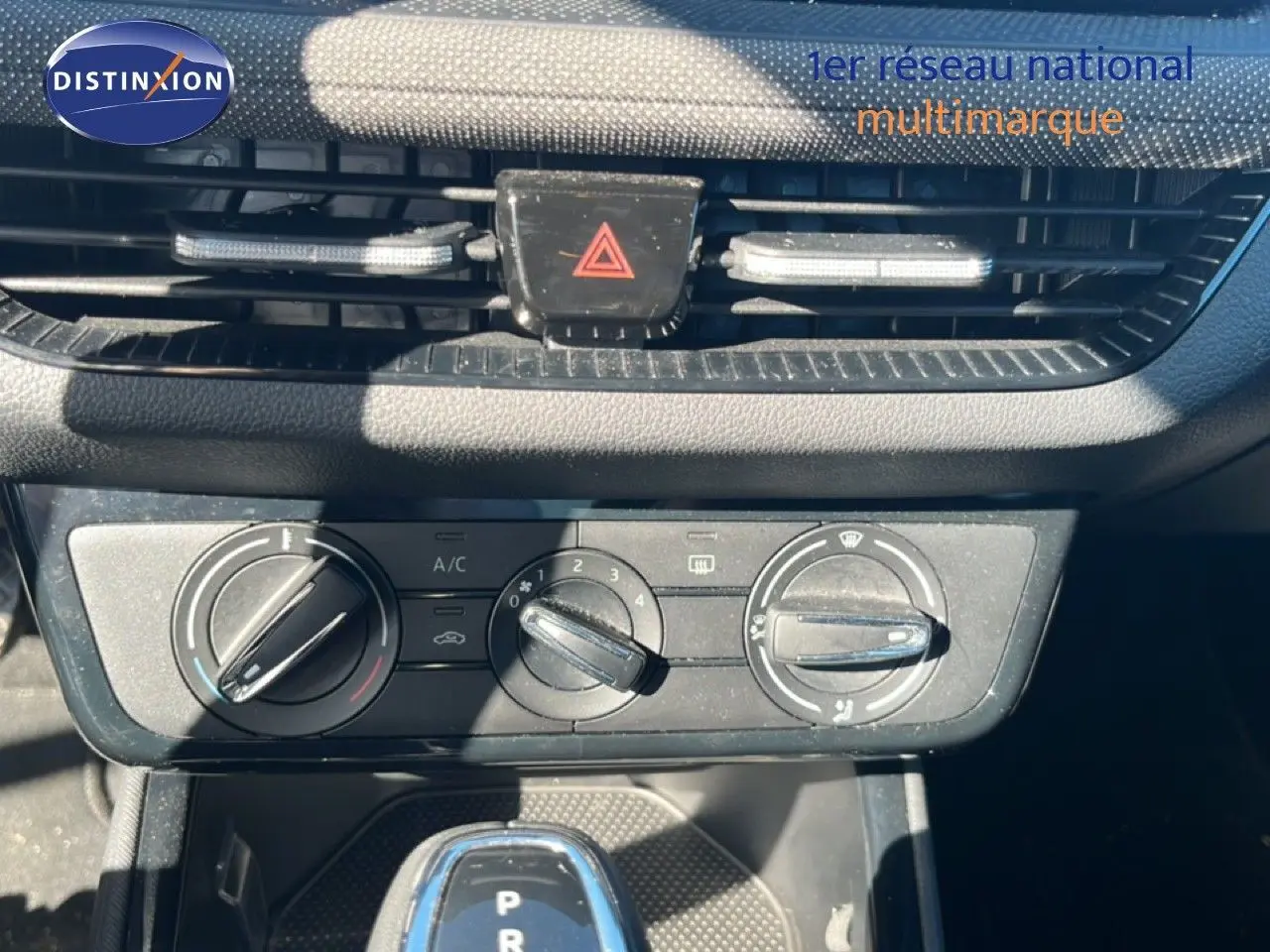 Gros plan sur la console centrale d'une Skoda Fabia 2025, montrant les commandes de climatisation et le levier de boîte automatique.