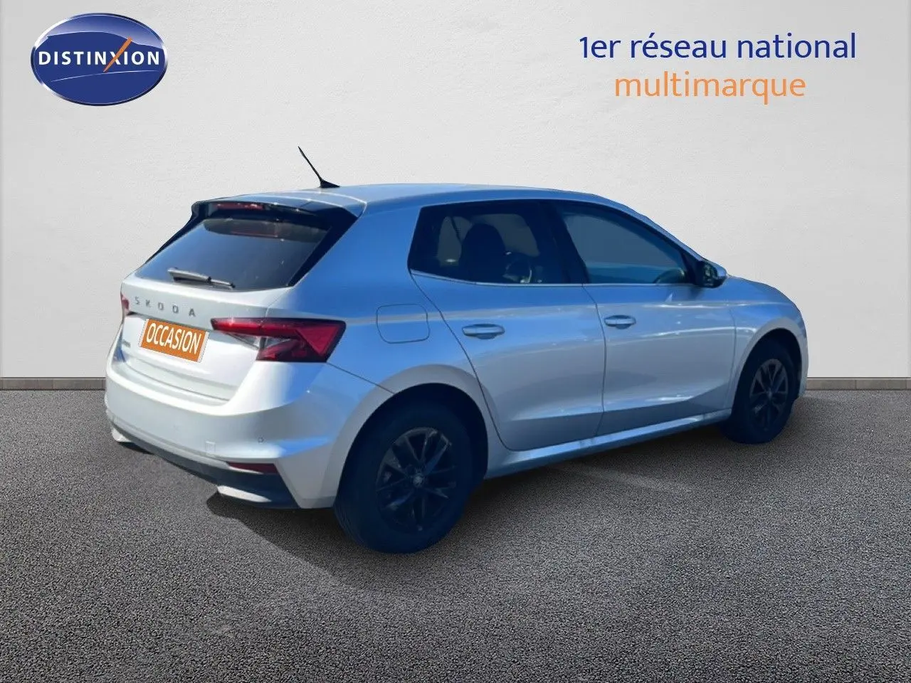 Vue 3/4 arrière droite d'une Skoda Fabia 2025 en argent Reflex Silver Metal avec jantes noires et vitres teintées.