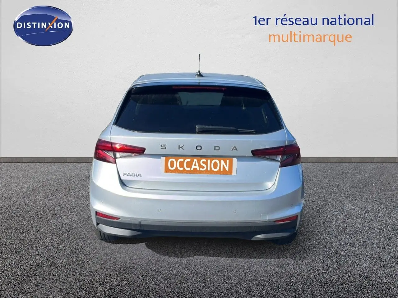 Vue arrière d'une Skoda Fabia 2025 en argent Reflex Silver Metal avec feux arrière LED et plaque occasion.