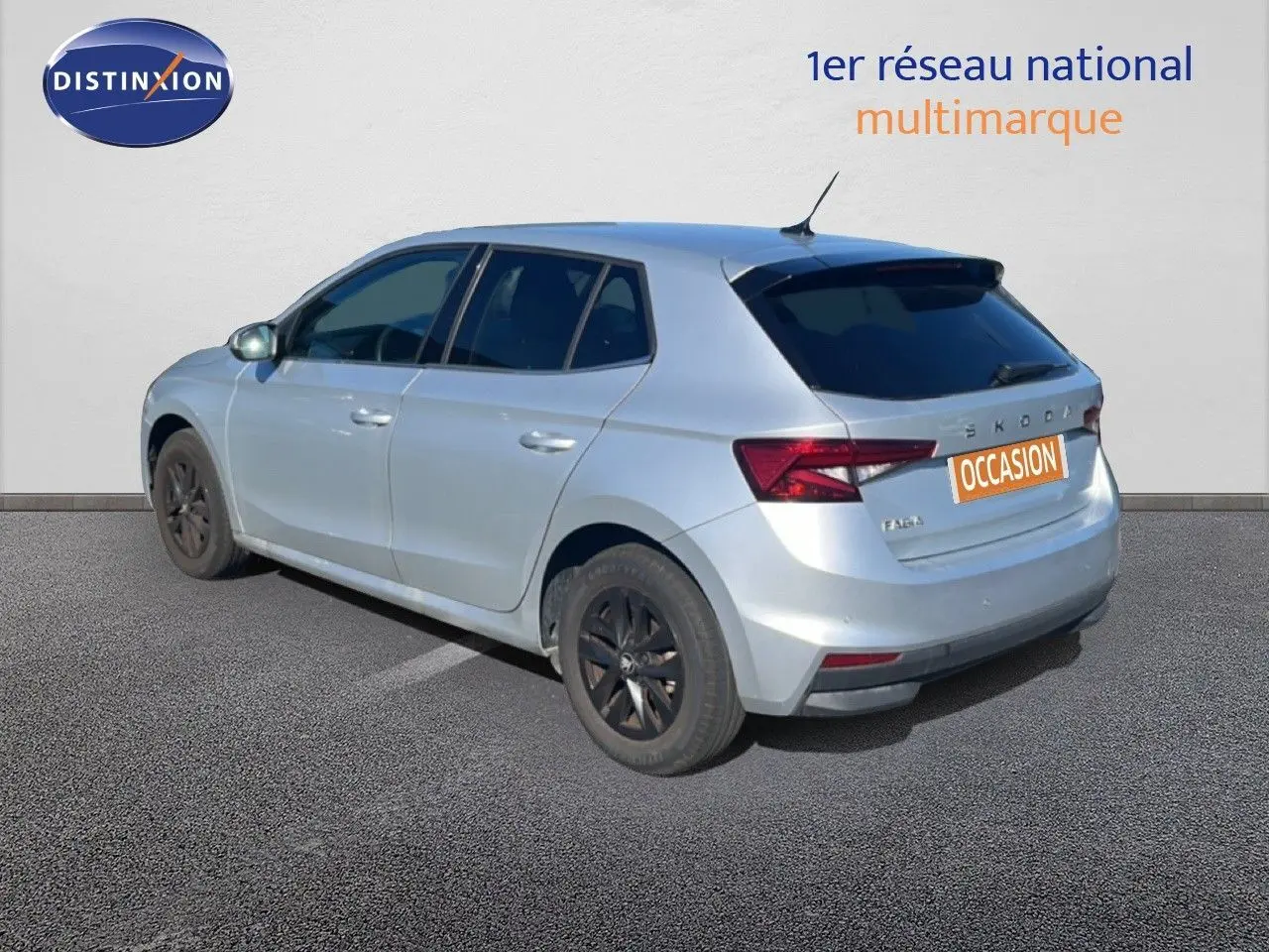 Vue 3/4 arrière droite d'une Skoda Fabia 2025 en argent Reflex Silver, avec jantes noires et vitres teintées.