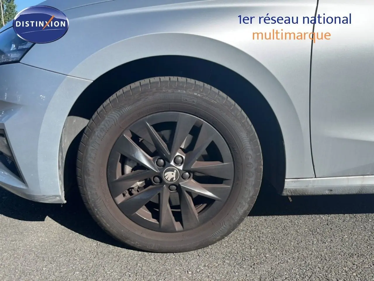 Gros plan sur la roue avant gauche d'une Skoda Fabia 2025 en Reflex Silver Metal avec jante noire distinctive.
