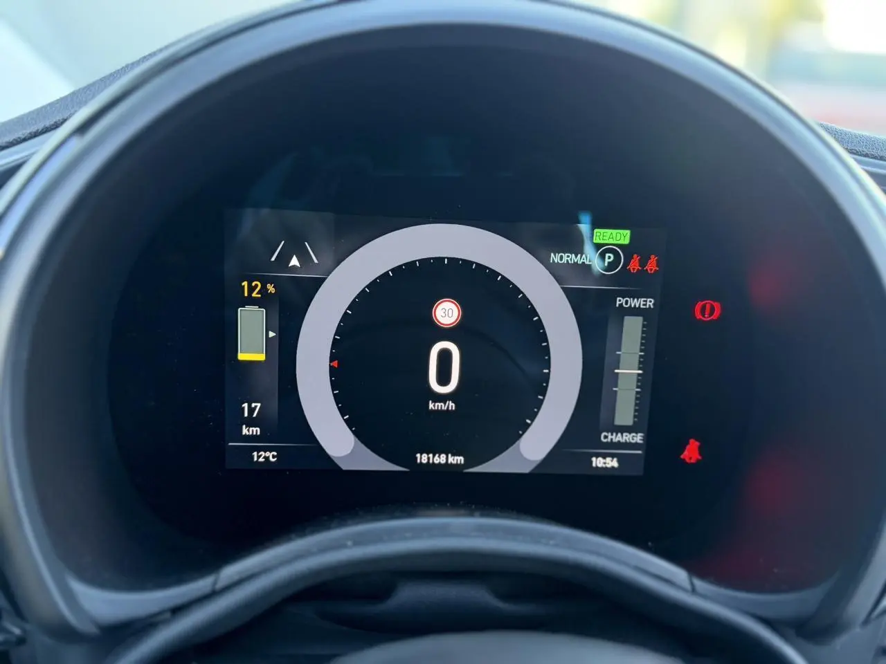 Gros plan sur l'instrumentation numérique TFT couleur du tableau de bord de la Fiat 500 Cabriolet électrique noire.