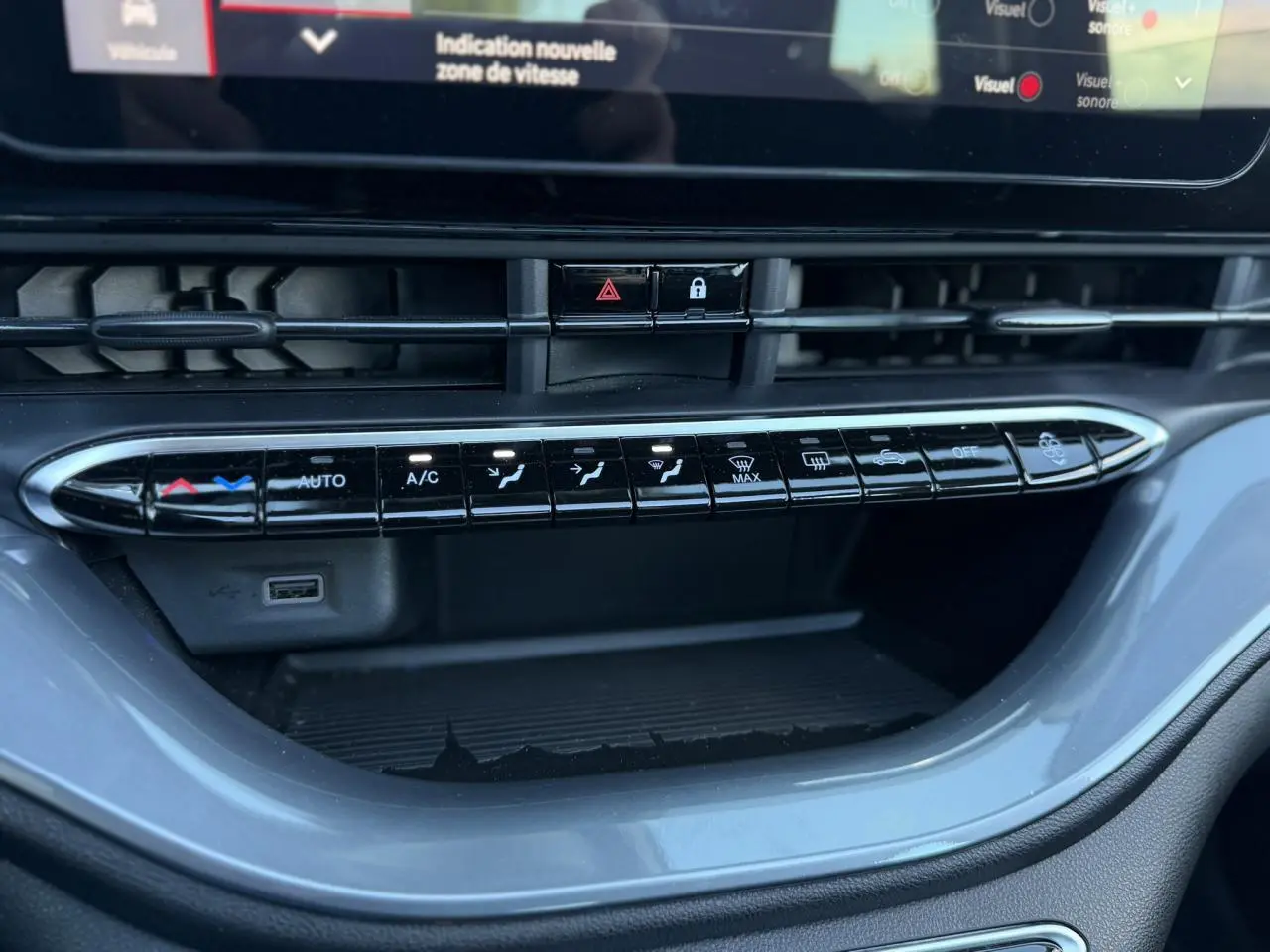 Vue rapprochée des commandes de climatisation et ventilation sur la console centrale de la Fiat 500 Cabriolet électrique noire 2024.