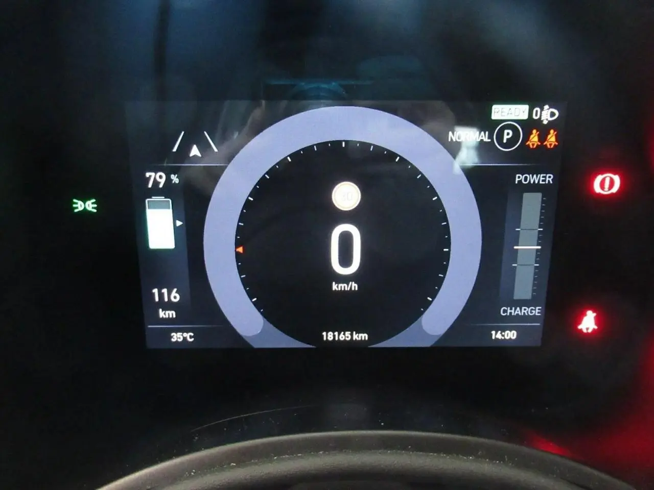 Affichage numérique du tableau de bord de la Fiat 500 Cabriolet électrique, montrant la vitesse à 0 km/h et la charge batterie à 79%.