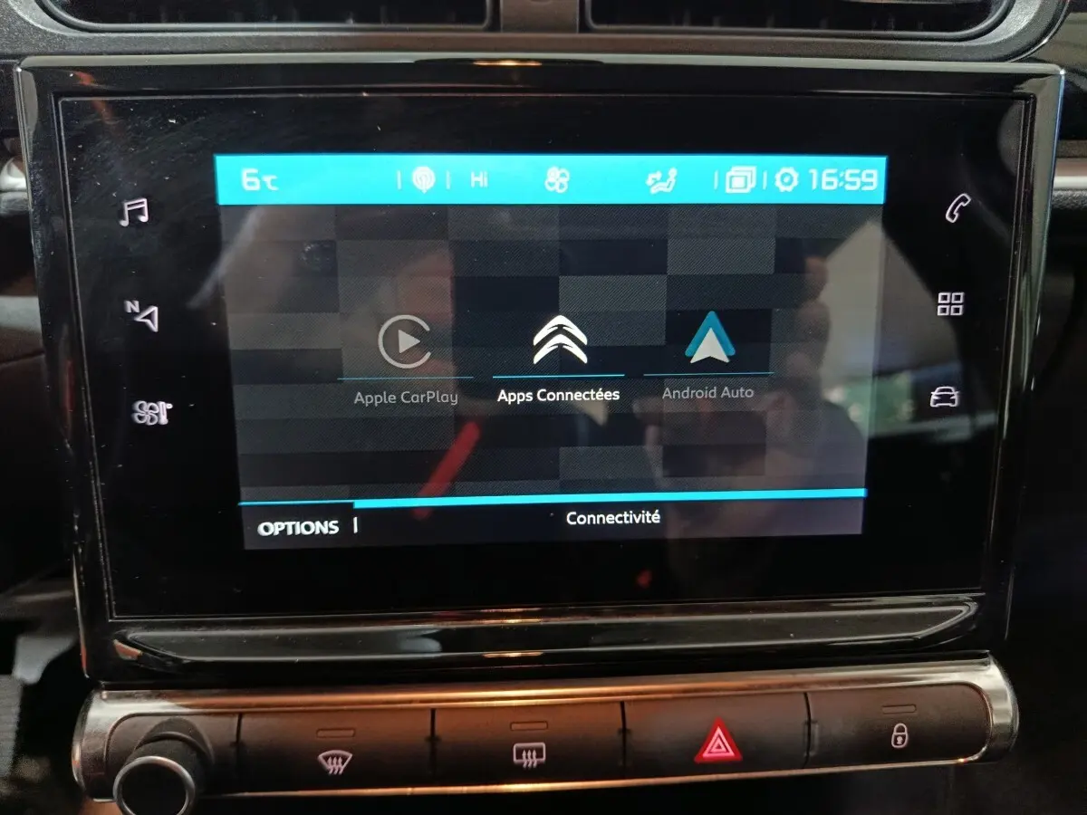 Écran tactile central de la Citroën C3 gris foncé 2024 affichant les options Apple CarPlay et Android Auto.
