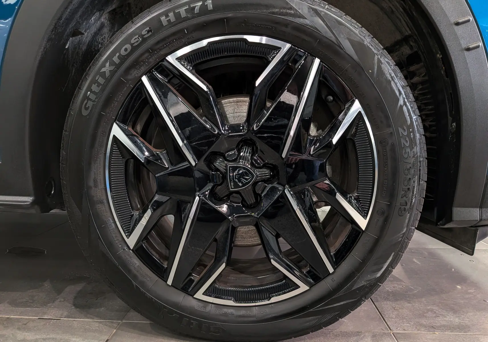 Gros plan sur la jante noire et argentée de 19 pouces du Peugeot 5008 Hybrid 145 CH e-DCS6 GT Bleu Obsession.