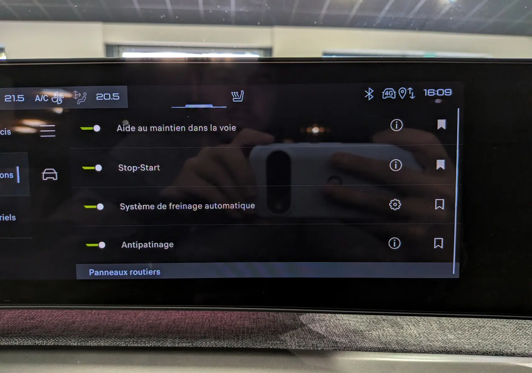 Écran tactile intérieur du Peugeot 5008 Hybrid 145 GT affichant les options d’aide à la conduite activées.