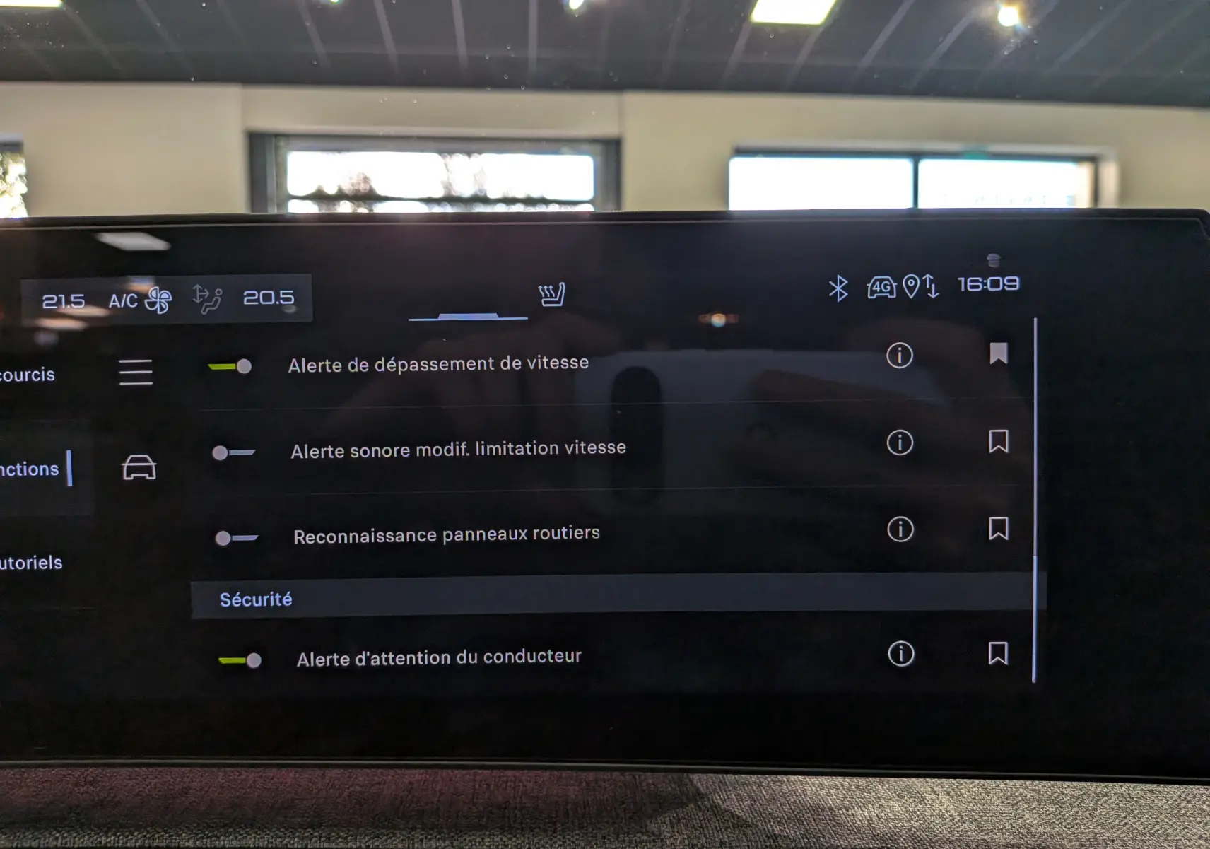 Écran tactile intérieur du Peugeot 5008 Hybrid 2025 affichant les réglages d’alerte de sécurité et climatisation.
