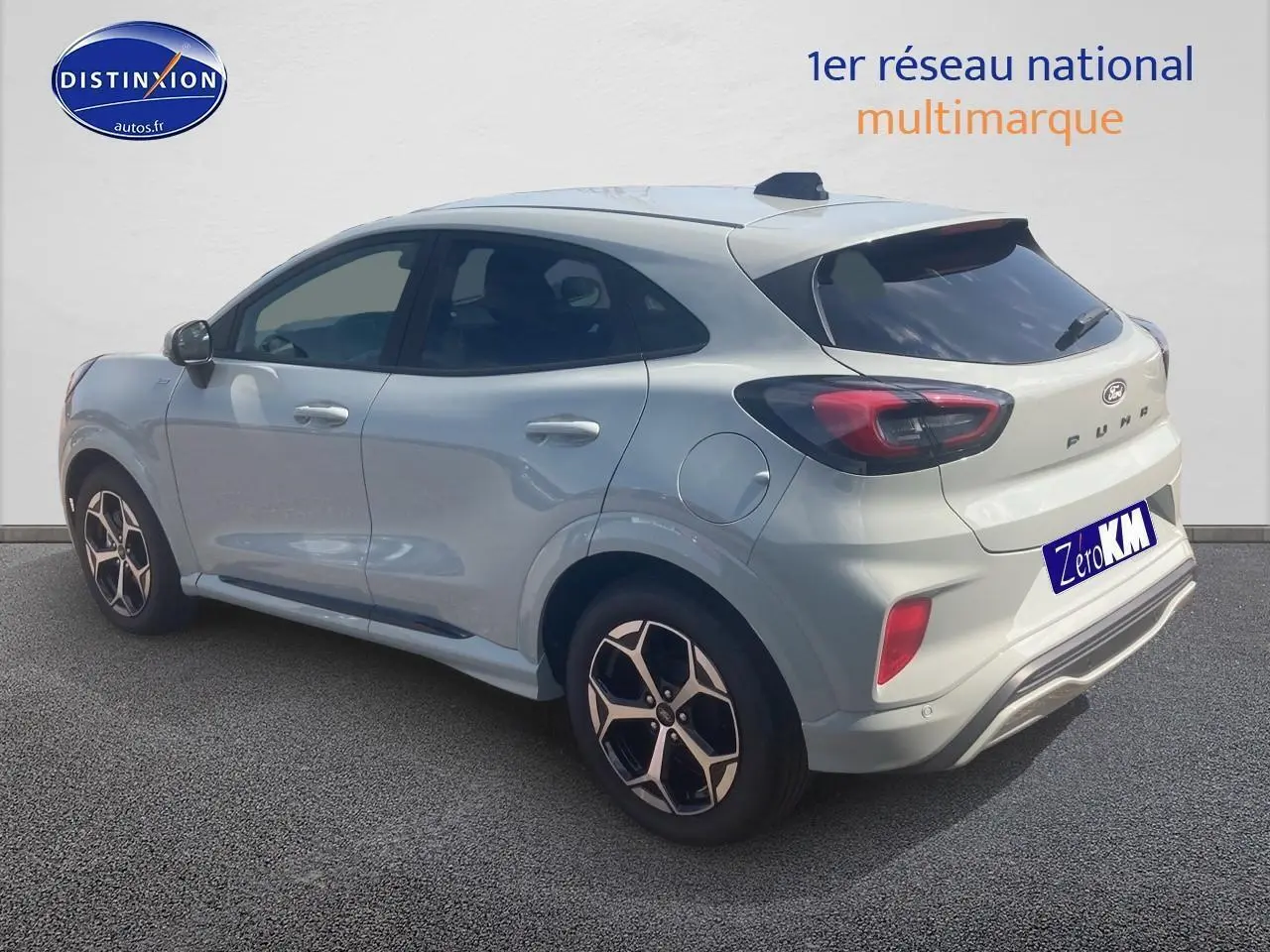 Ford Puma gris cactus vu en 3/4 arrière droit avec jantes 17 pouces et feux arrière LED distinctifs.
