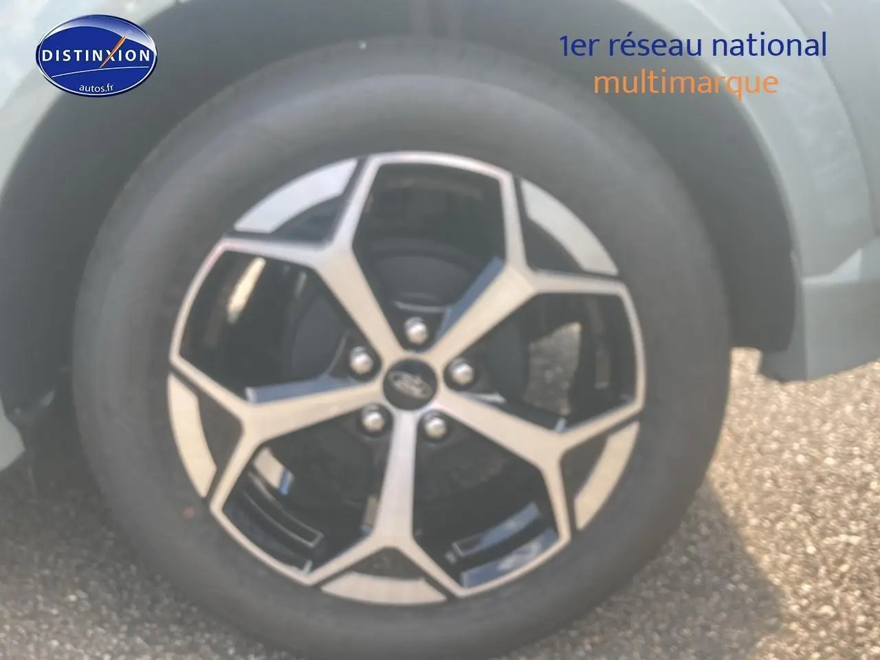 Gros plan sur la jante 17 pouces noire et argent du Ford Puma gris cactus côté droit.