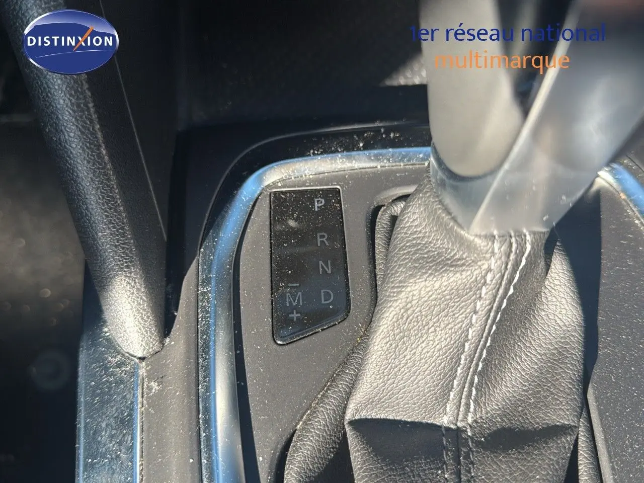 Gros plan sur la console centrale et levier de vitesse cuir d’une Renault Mégane Break gris titanium 2024, boîte auto.