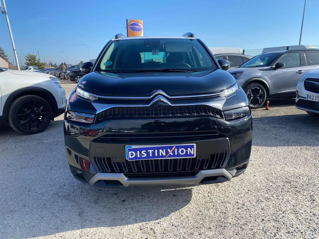 Vue avant d'un Citroën C3 Aircross noir 2023 avec calandre chromée et projecteurs LED distinctifs.