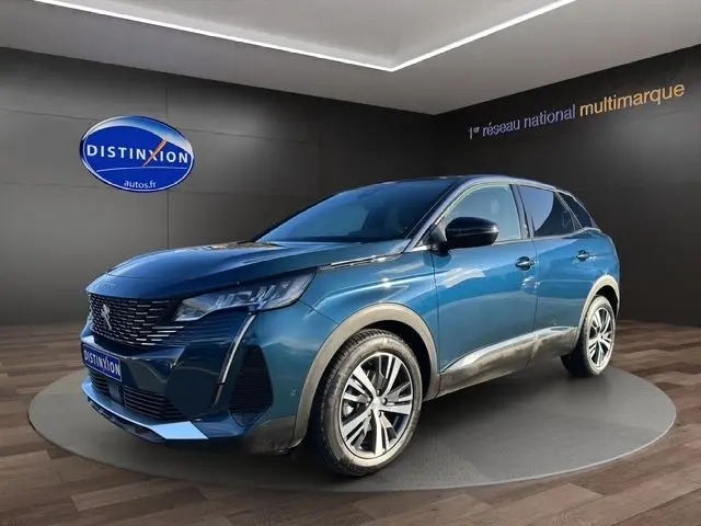 Peugeot 3008 bleu Célèbes en 3/4 avant droit, avec calandre noire et jantes alliage 18 pouces visibles.