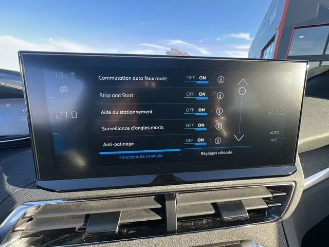 Écran tactile central du Peugeot 3008 bleu Celebes 2023 affichant les aides à la conduite activées.