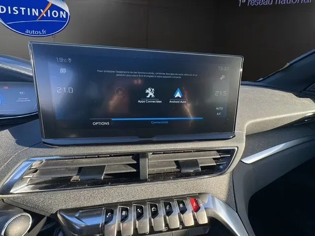 Écran tactile central affichant la connectivité Android Auto dans l'habitacle moderne du Peugeot 3008 bleu côté droit.