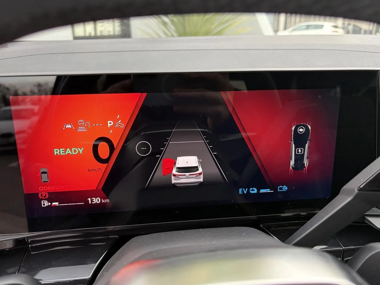 Affichage numérique du tableau de bord Renault Austral E-Tech 2025 montrant la porte gauche ouverte et l'état prêt au démarrage.