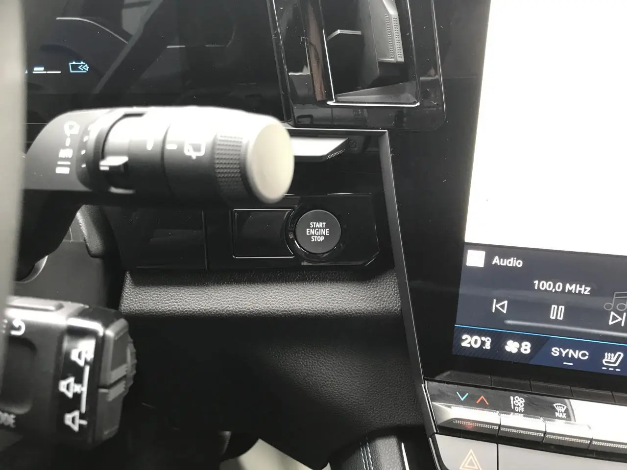 Gros plan sur le bouton Start Engine Stop et partie de la console centrale noire du Renault Austral 2025.