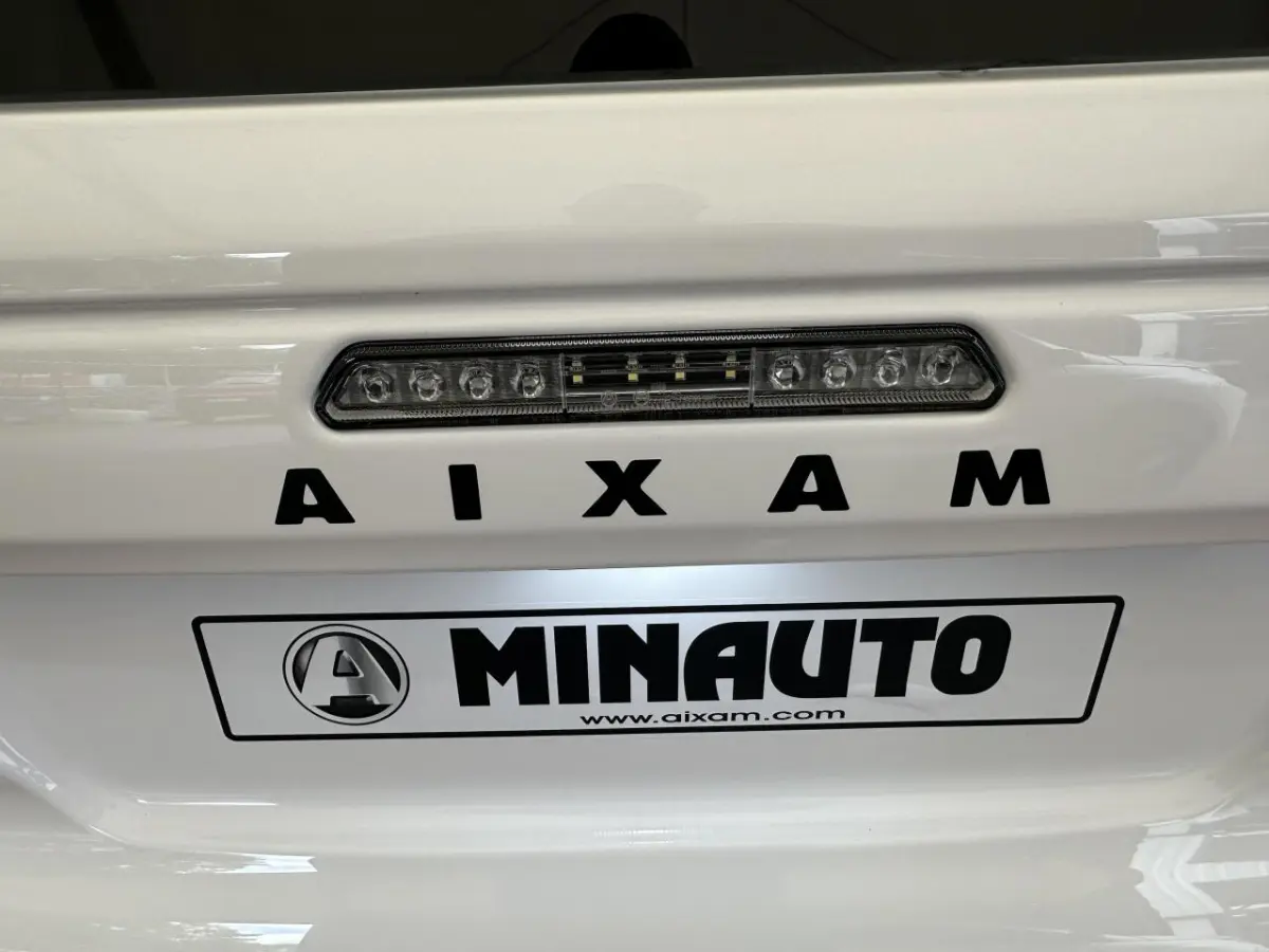 Gros plan sur l'arrière blanc de l'Aixam Minauto E Access 2026 avec logo et feu stop intégré.
