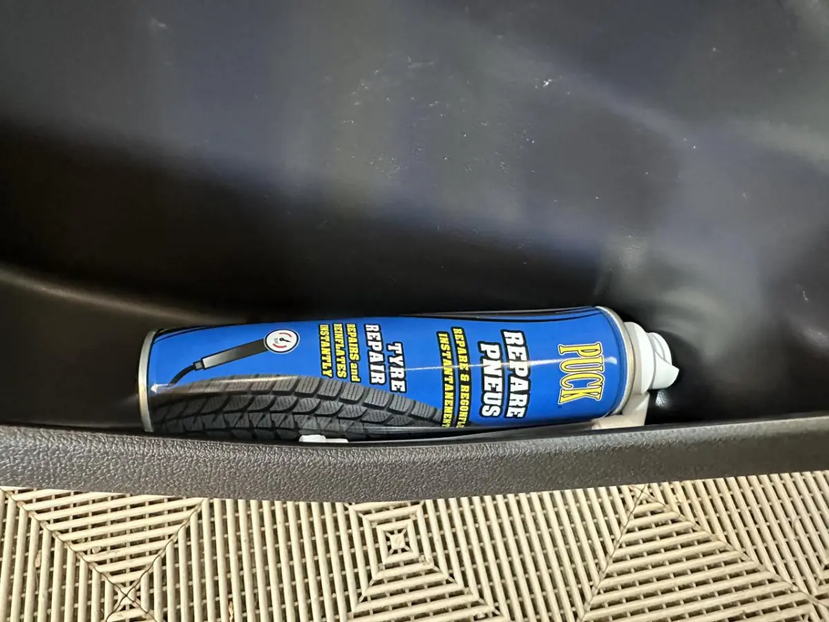 Vue intérieure côté conducteur de l’AIXAM MINAUTO E ACCESS blanc 2026 avec rétro extérieur caméra et récupération d’énergie.