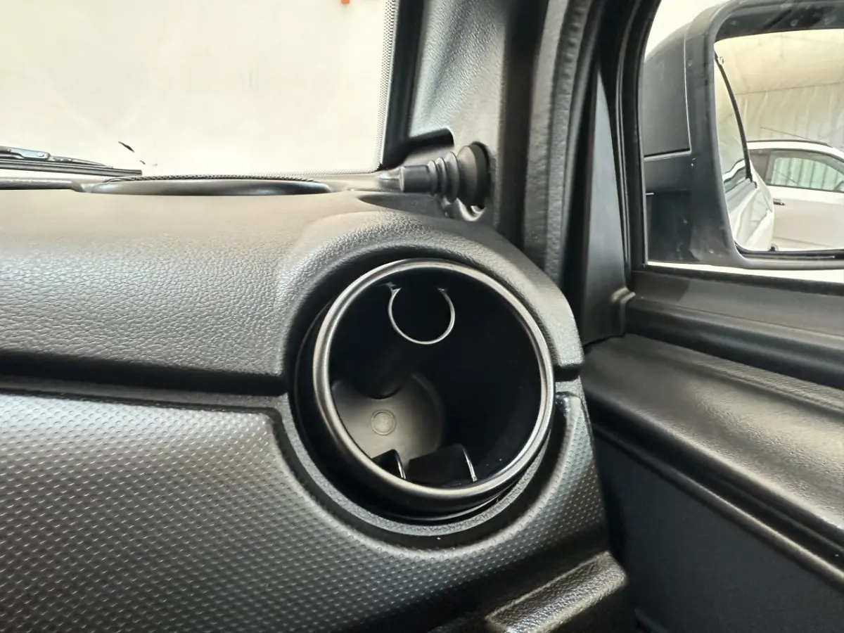 Détail de la sortie d'air côté conducteur dans l'habitacle noir d'une Aixam Minauto E Access blanc 2026.