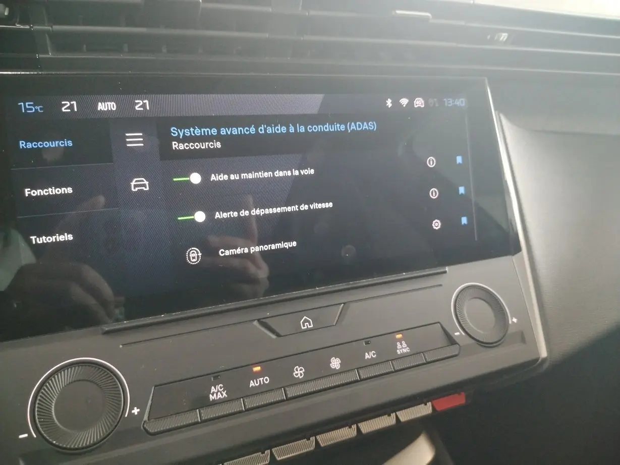 Écran tactile du système d'aide à la conduite dans l'habitacle du Peugeot 308 SW Hybrid 145 gris Artense.