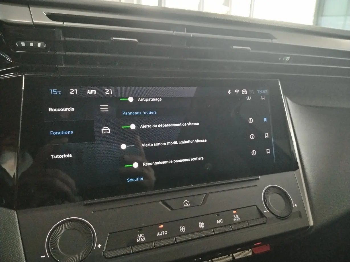 Écran tactile central du Peugeot 308 SW Hybrid 145 en gris Artense, affichant les réglages d’aide à la conduite.