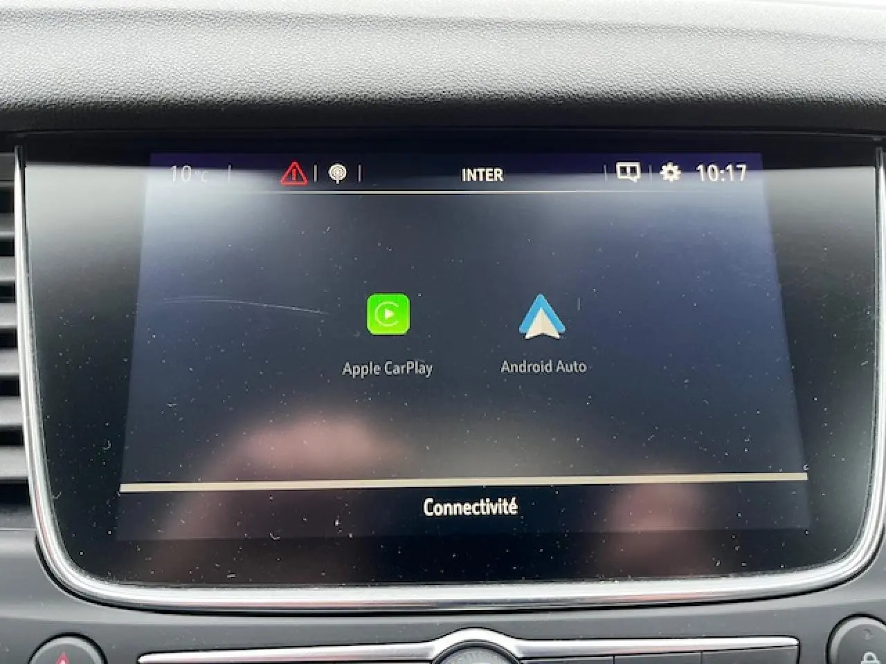 Écran tactile central de l’Opel Grandland X 2020 affichant les options Apple CarPlay et Android Auto.