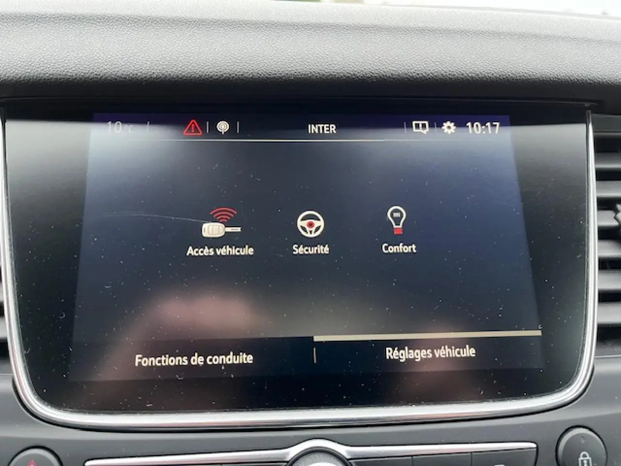 Écran tactile central du tableau de bord de l’Opel Grandland X 2020 affichant les réglages véhicule, vue de face.