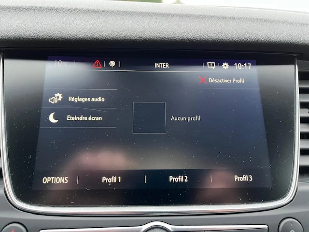 Écran tactile central de l’Opel Grandland X 2020 affichant les réglages audio et profils utilisateur, vue de face.