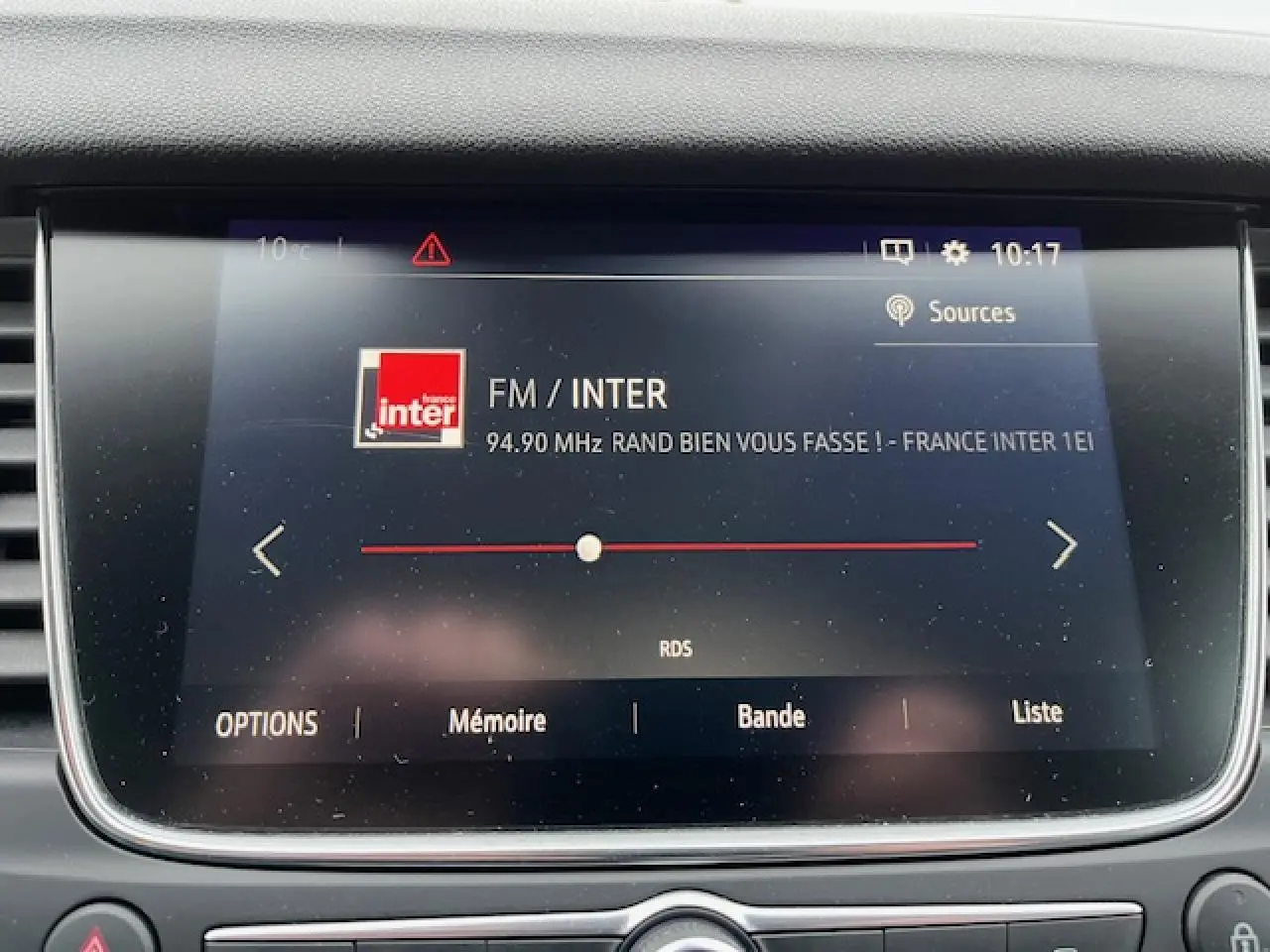 Écran tactile central de l’Opel Grandland X 2020 affichant la radio FM sur France Inter, intérieur noir.