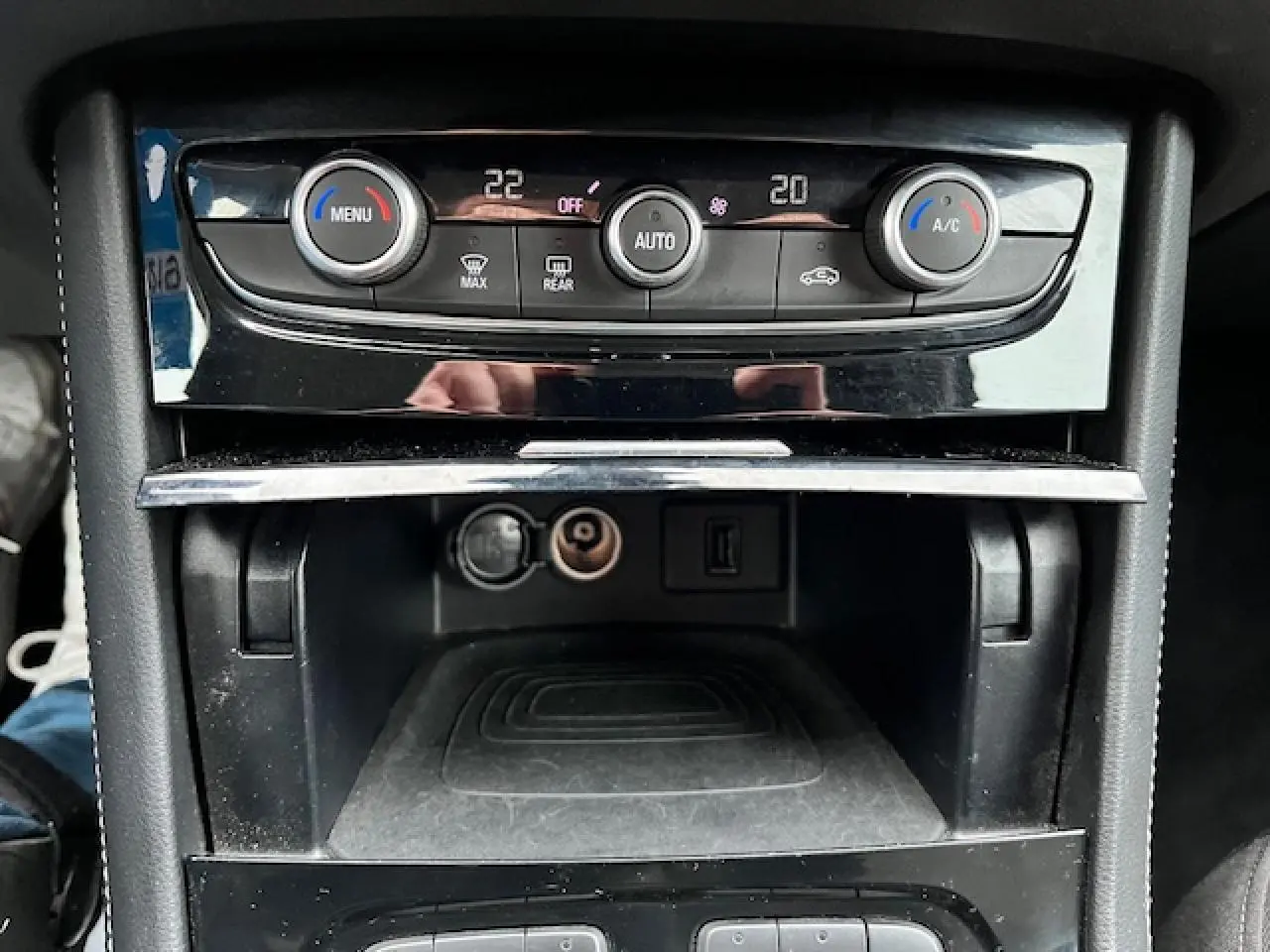 Détail de la console centrale de l'Opel Grandland X 2020, avec commandes climatisation et prise 12V visibles.