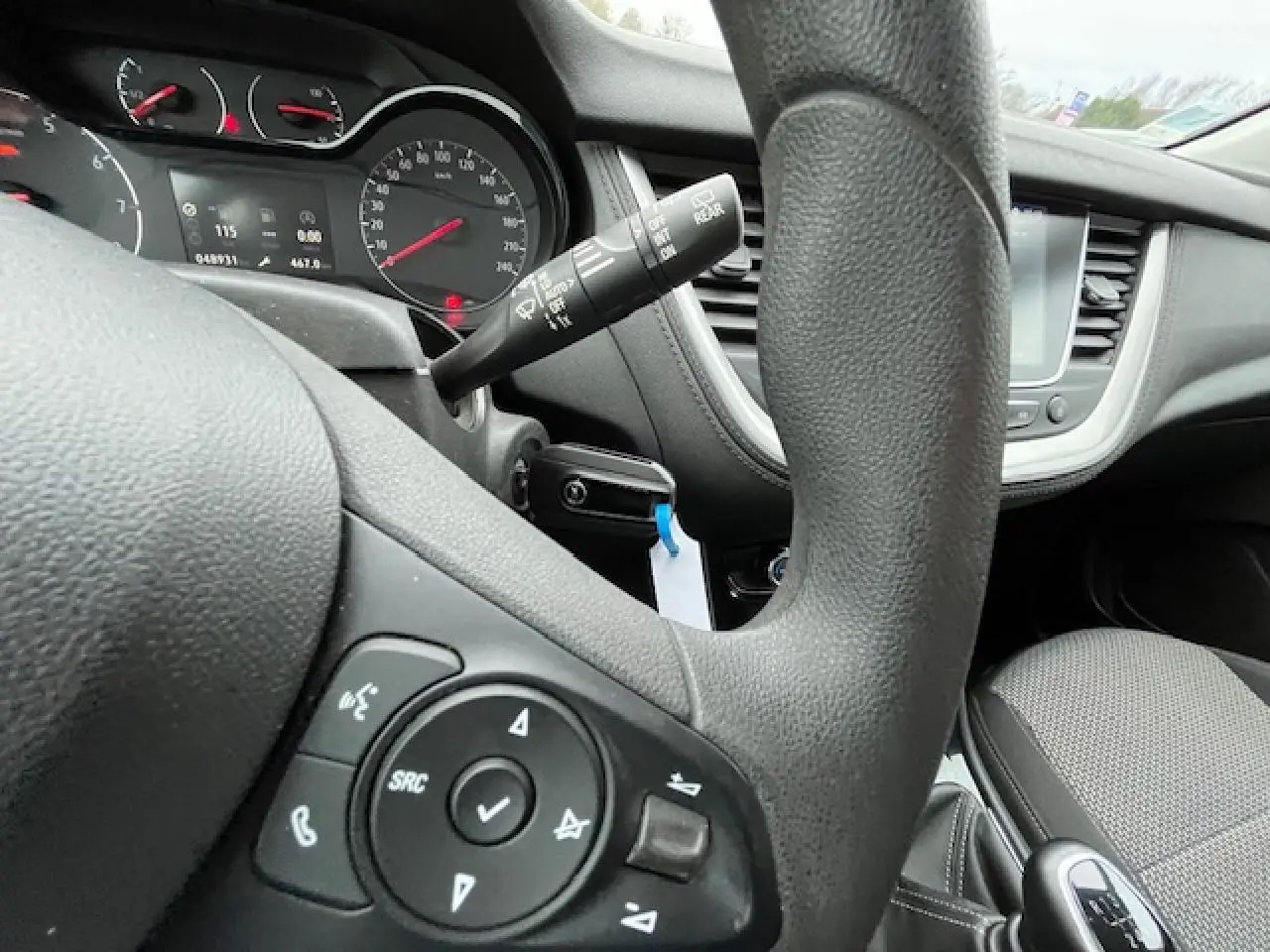 Vue intérieure centrée sur le volant et le tableau de bord d’un Opel Grandland X gris, version Edition Business 2020.
