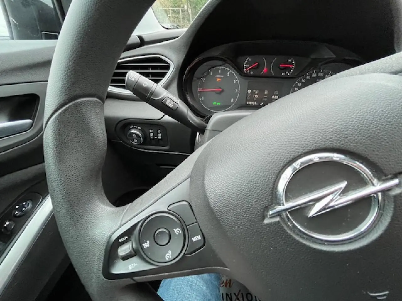 Vue rapprochée du volant noir et du tableau de bord de l’Opel Grandland X gris 2020, version Edition Business.