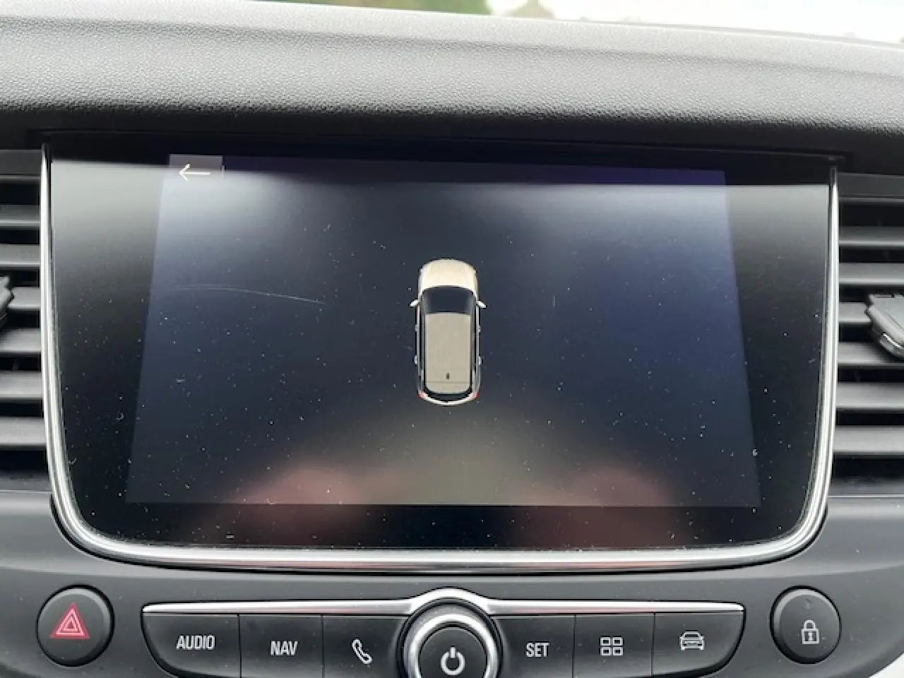 Écran central de l’Opel Grandland X 2020 affichant la vue aérienne du véhicule gris en mode stationnement.