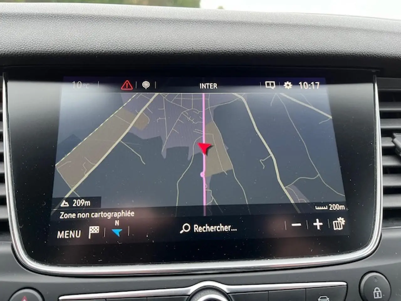 Écran tactile du système de navigation de l’Opel Grandland X 2020, affichant une carte en mode jour.
