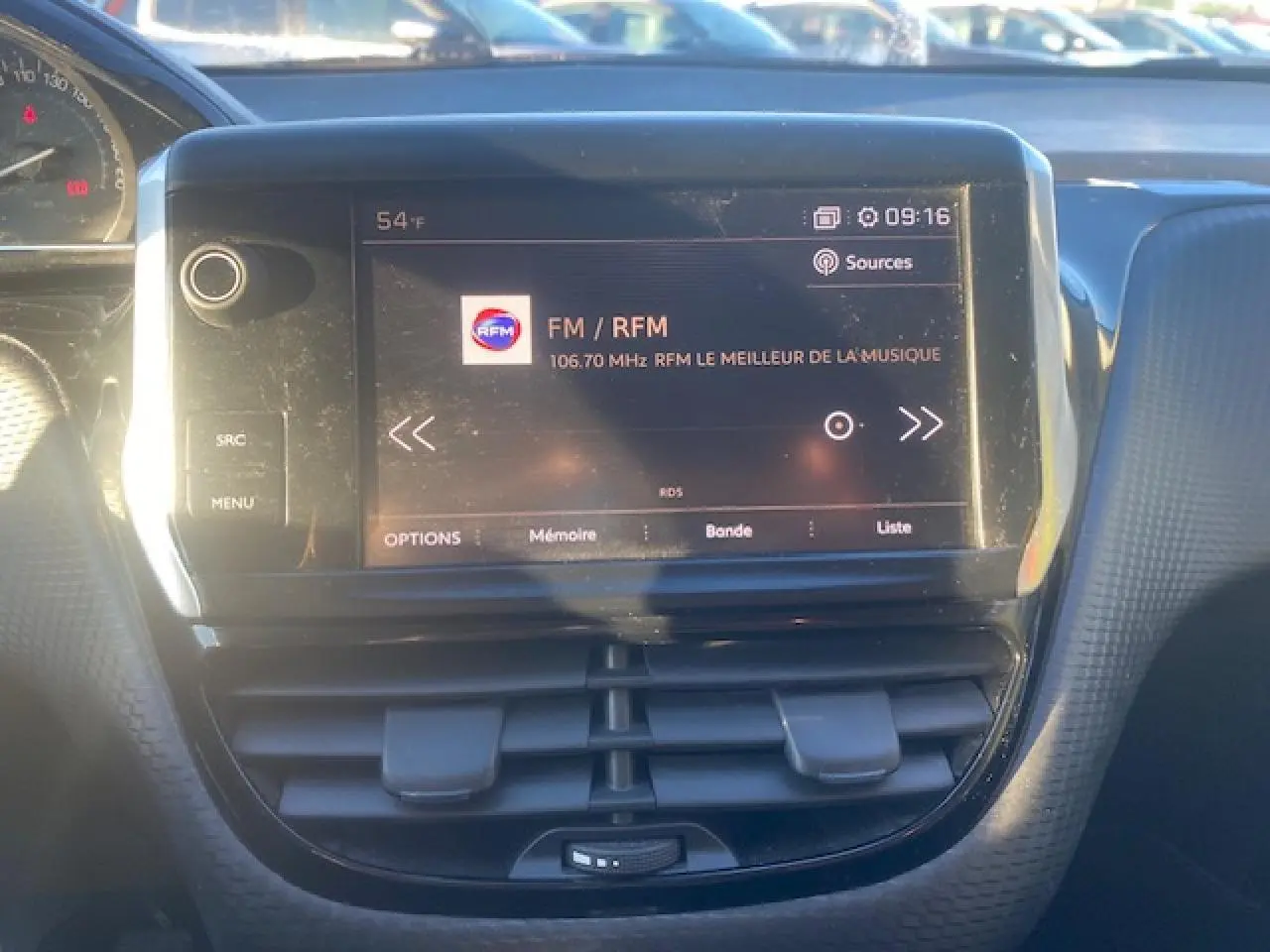 Écran tactile central 7 pouces du Peugeot 2008 2019 affichant la radio FM, avec tableau de bord noir autour.