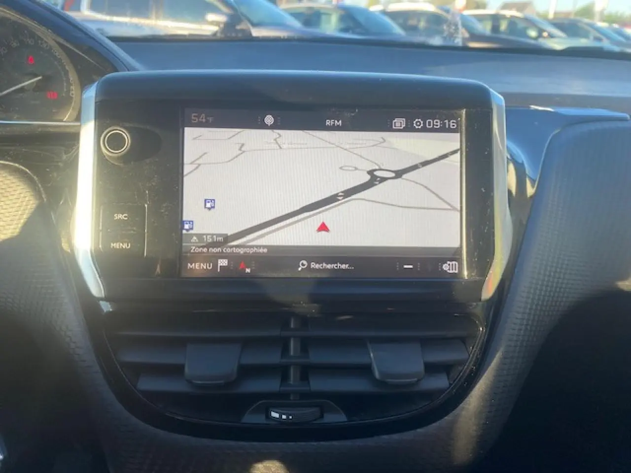 Gros plan sur l'écran tactile 7 pouces du tableau de bord de la Peugeot 2008 2019, affichant la navigation GPS.