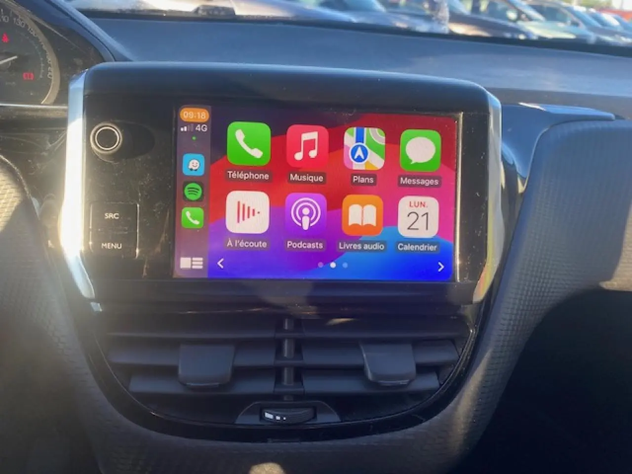 Vue rapprochée de l'écran tactile multifonction 7'' du tableau de bord du Peugeot 2008, affichant l'interface Apple CarPlay.